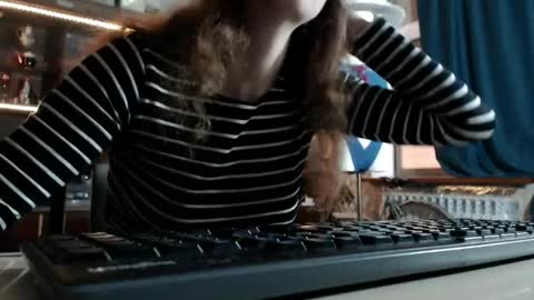 Ella online show from 12, 5, 2026