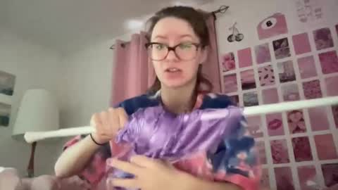 paisleysnowxo online show from 11, 3, 2025