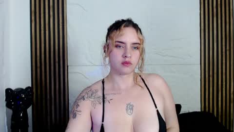 Snapshot of paris_bby_ chatting on 8, 1, 2025 Lizz online Monday to Saturday from 9pm to 5am Colombia time online show from 8, 1, 2025