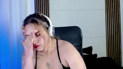Snapshot of paris_bby_ chatting on 8, 1, 2025 Lizz online Monday to Saturday from 9pm to 5am Colombia time online show from 8, 1, 2025