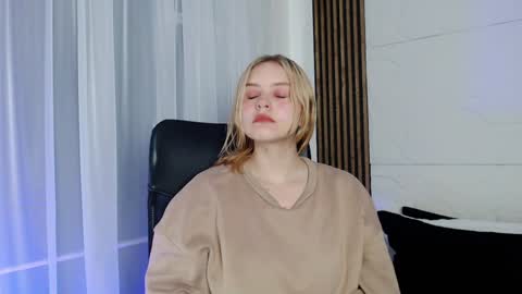 Snapshot of paris_bby_ chatting on 10, 1, 2025 Lizz online Monday to Saturday from 9pm to 5am Colombia time online show from 10, 1, 2025