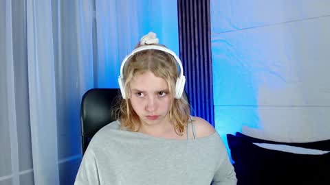 Snapshot of paris_bby_ chatting on 12, 1, 2025 Lizz online Monday to Saturday from 9pm to 5am Colombia time online show from 12, 1, 2025