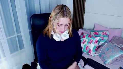 Snapshot of paris_bby_ chatting on 28, 1, 2025 Lizz online Monday to Saturday from 9pm to 5am Colombia time online show from 28, 1, 2025