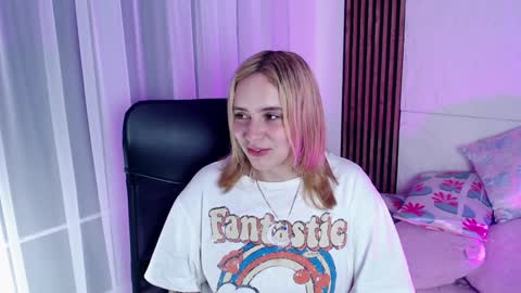 Snapshot of paris_bby_ chatting on 1, 2, 2025 Lizz online Monday to Saturday from 9pm to 5am Colombia time online show from 1, 2, 2025