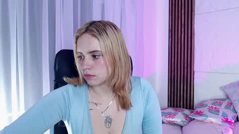 Snapshot of paris_bby_ chatting on 1, 2, 2025 Lizz online Monday to Saturday from 9pm to 5am Colombia time online show from 1, 2, 2025