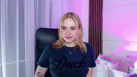 Snapshot of paris_bby_ chatting on 4, 2, 2025 Lizz online Monday to Saturday from 9pm to 5am Colombia time online show from 4, 2, 2025
