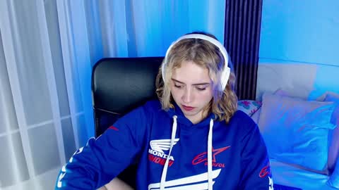 Snapshot of paris_bby_ chatting on 6, 2, 2025 Lizz online Monday to Saturday from 9pm to 5am Colombia time online show from 6, 2, 2025