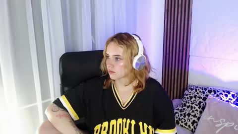 Snapshot of paris_bby_ chatting on 12, 2, 2025 Lizz online Monday to Saturday from 9pm to 5am Colombia time online show from 12, 2, 2025