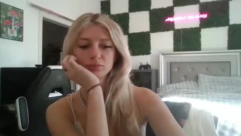 parisbaby2000 online show from 10, 3, 2026