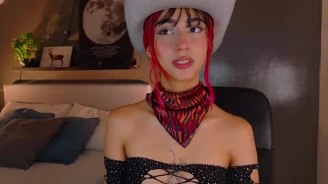 Snapshot of parisfox_ chatting on 28, 10, 2025 PARIS online show from 28, 10, 2025