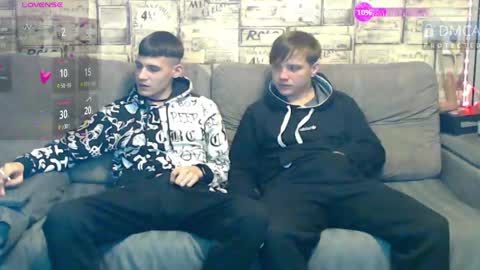 Max tall dark-haired guy with tattoos and Phil blond-haired online show from 15, 4, 2026