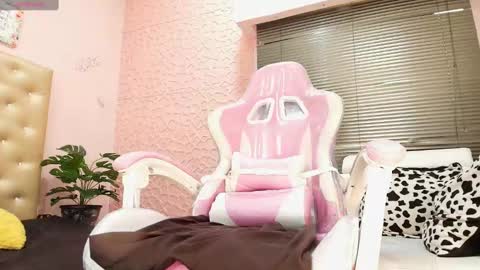 PaulinaSaennz online show from 10, 1, 2025