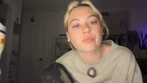 peachesncreampiezz online show from 13, 6, 2026