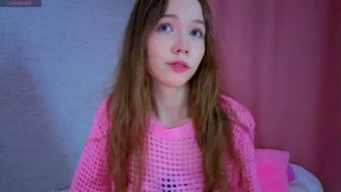 Snapshot of pearly_peach_ chatting on 5, 6, 2026 pearly_peach_ online show from 5, 6, 2026