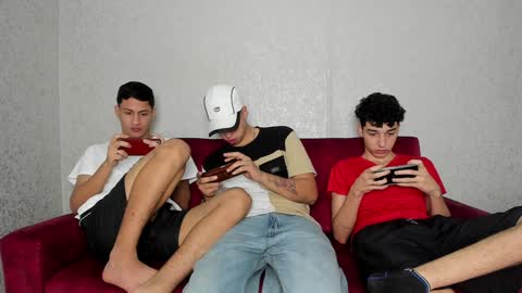 Snapshot of pelusos_mens chatting on 28, 12, 2024 CAIN-19  ALLEN-18 RONALD-18 AUSTIN-18 MOD DANTE online show from 28, 12, 2024