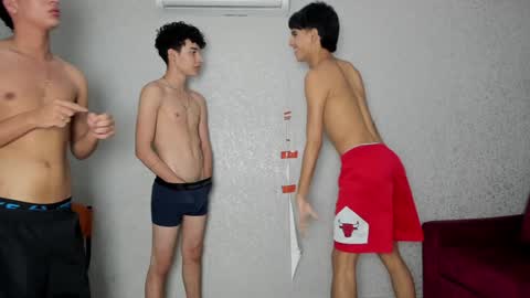 Snapshot of pelusos_mens chatting on 4, 1, 2025 CAIN-19  ALLEN-18 RONALD-18 AUSTIN-18 MOD DANTE online show from 4, 1, 2025