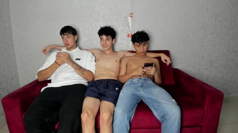 Snapshot of pelusos_mens chatting on 7, 1, 2025 CAIN-19  ALLEN-18 RONALD-18 AUSTIN-18 MOD DANTE online show from 7, 1, 2025