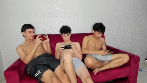 Snapshot of pelusos_mens chatting on 8, 1, 2025 CAIN-19  ALLEN-18 RONALD-18 AUSTIN-18 MOD DANTE online show from 8, 1, 2025