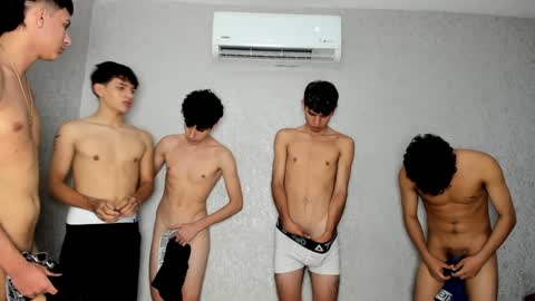 Snapshot of pelusos_mens chatting on 29, 1, 2025 CAIN-19  ALLEN-18 RONALD-18 AUSTIN-18 MOD DANTE online show from 29, 1, 2025