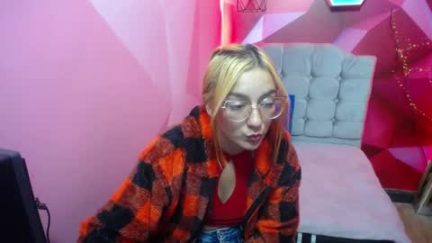 PERLA RED online show from 10, 1, 2025