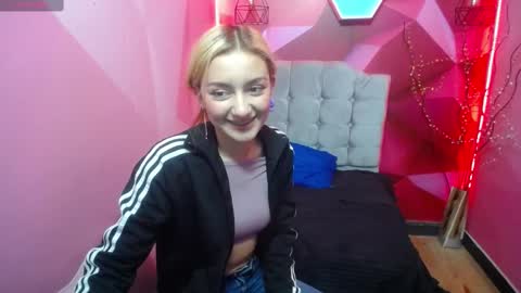 PERLA RED online show from 12, 2, 2025