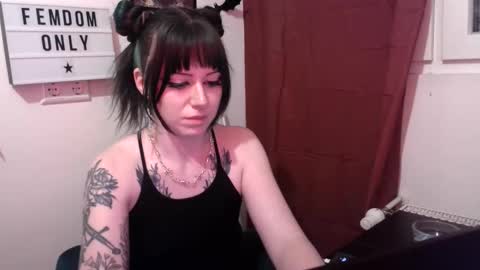 Snapshot of persephones_garden chatting on 21, 4, 2026 Persephone online show from 21, 4, 2026