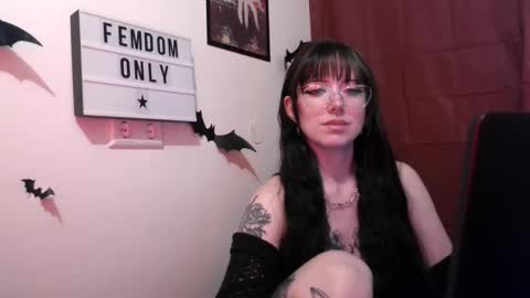 Snapshot of persephones_garden chatting on 5, 5, 2026 Persephone online show from 5, 5, 2026