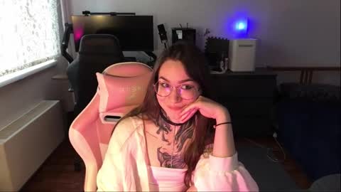 petal_dust_ online show from 26, 3, 2026