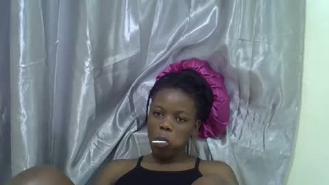 Snapshot of petite_melan chatting on 5, 11, 2025 petite_melan online show from 5, 11, 2025