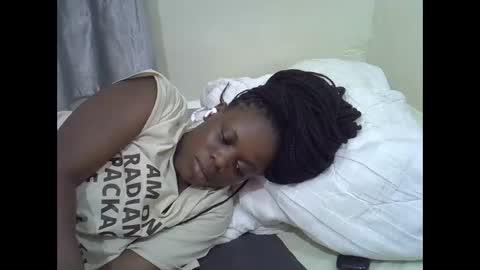 Snapshot of petite_melan chatting on 4, 12, 2025 petite_melan online show from 4, 12, 2025