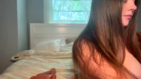 Snapshot of petitegirluvsdick chatting on 4, 6, 2026 Bella online show from 4, 6, 2026