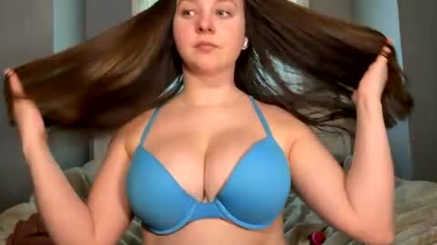 Snapshot of petitegirluvsdick chatting on 26, 6, 2026 Bella online show from 26, 6, 2026