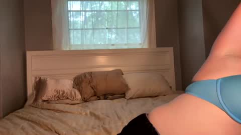 Snapshot of petitegirluvsdick chatting on 3, 7, 2026 Bella online show from 3, 7, 2026