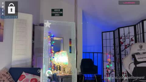 Snapshot of petitejewel chatting on 19, 9, 2025 Jules online show from 19, 9, 2025