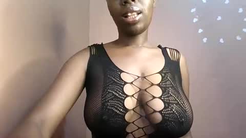 Snapshot of petitemomma76379 chatting on 9, 6, 2026 sexy chocolate online show from 9, 6, 2026