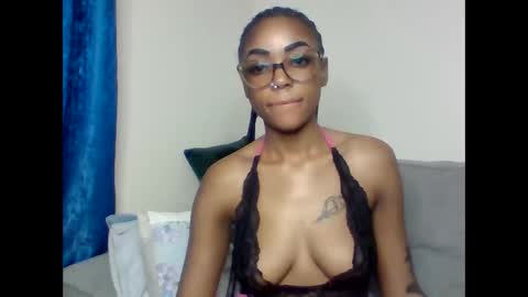 Snapshot of pettite_babe chatting on 24, 9, 2025 Arielle online show from 24, 9, 2025