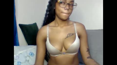 Snapshot of pettite_babe chatting on 2, 10, 2025 Arielle online show from 2, 10, 2025
