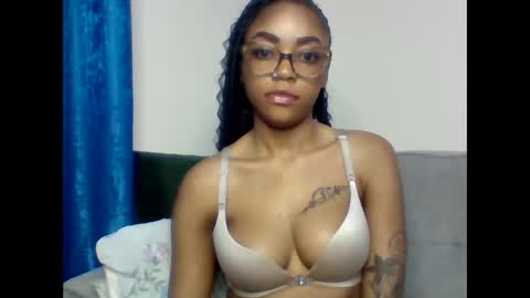 Snapshot of pettite_babe chatting on 4, 10, 2025 Arielle online show from 4, 10, 2025