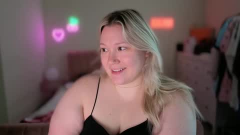 Snapshot of piggyrose chatting on 2, 11, 2025 Piggy Rose online show from 2, 11, 2025