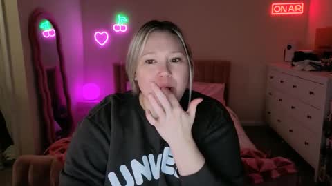 Snapshot of piggyrose chatting on 14, 12, 2025 Piggy Rose online show from 14, 12, 2025