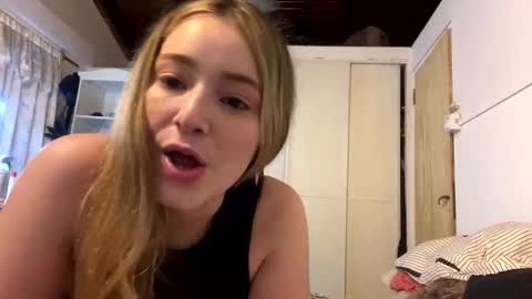 Snapshot of pilimartinez22 chatting on 8, 2, 2025 pilimartinez22 online show from 8, 2, 2025