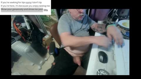 Snapshot of pini_z chatting on 28, 2, 2025 pini_z online show from 28, 2, 2025