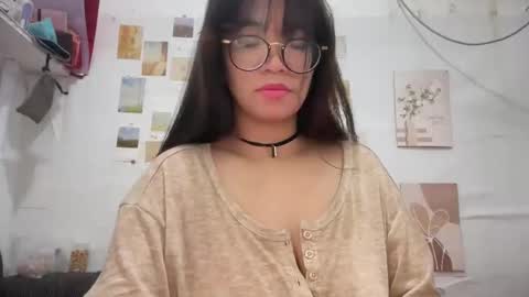 Snapshot of pinkyrosexx chatting on 3, 11, 2025 Rose online show from 3, 11, 2025