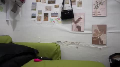 Snapshot of pinkyrosexx chatting on 5, 11, 2025 Rose online show from 5, 11, 2025