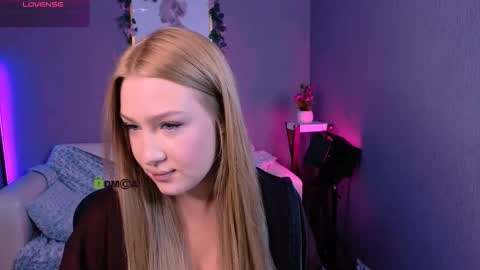 Snapshot of playful_sophie chatting on 17, 10, 2025 Sophie online show from 17, 10, 2025