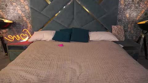 Snapshot of pleasurewecouple chatting on 25, 10, 2025 Ira brunette and Vika blonde online show from 25, 10, 2025