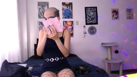 Snapshot of plutonbluemoon_999 chatting on 20, 12, 2025 online show from 20, 12, 2025