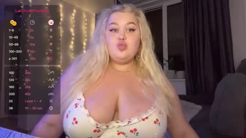 Snapshot of polly_cuteee chatting on 8, 9, 2025 polly_cuteee online show from 8, 9, 2025