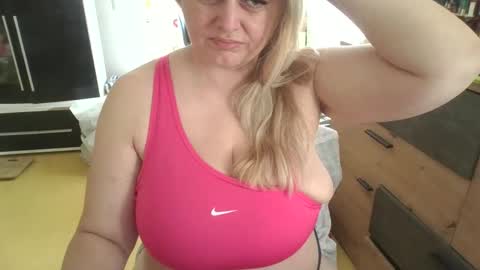 Snapshot of pornbusty chatting on 4, 6, 2026 MelissOfficial online show from 4, 6, 2026