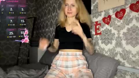 Snapshot of porshes chatting on 29, 9, 2025  HERES SILVIA AND OlIVIA  WELCOME EVERYONE LOVENSE DOMI REACT TO YOUR TIPS LETS MAKE A GREAT SHOW TOGETHER  online show from 29, 9, 2025